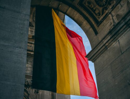 België
